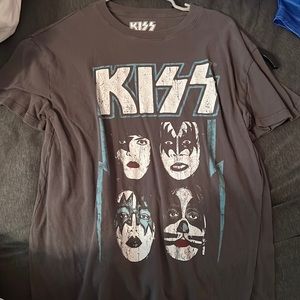KISS tee